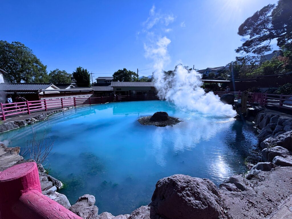 かまど地獄でも、コバルトブルーに輝く美しい湯池を見学することができます。